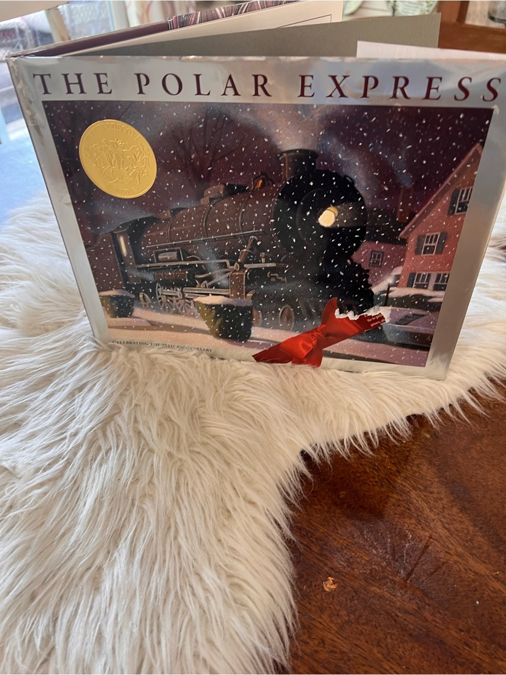 The Polar Express Hardcover 25th anniversary edition - Picture 9 of 11